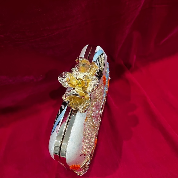 Clutch - Picture 3 of 6